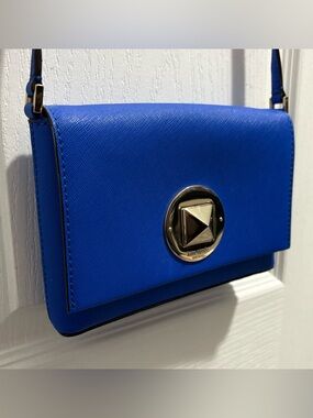 Kate Spade cobalt blue crossbody with gold-tone pyramid clasp